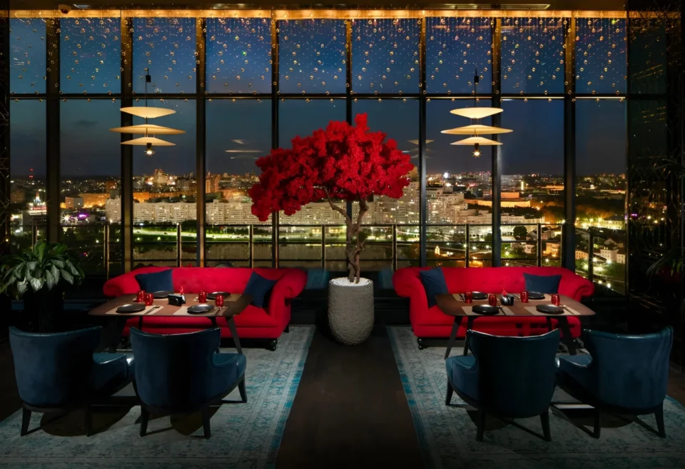 Интерьер панорамного ресторана Bar: Dot XX1 с видом на Минск