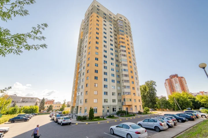 Парковка во дворе дома по адресу: Минск, ул. Левкова, 45