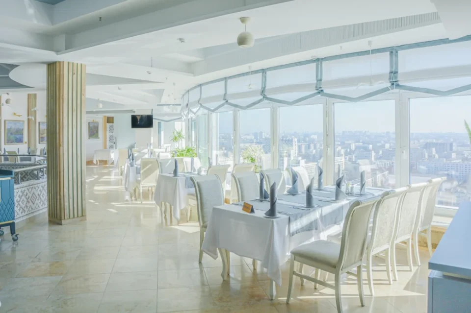 Интерьер панорамного ресторана «Панорама» в Минске