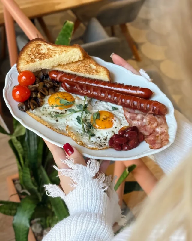 Breakfast at Pchyoly (The Bees) cafe in Minsk