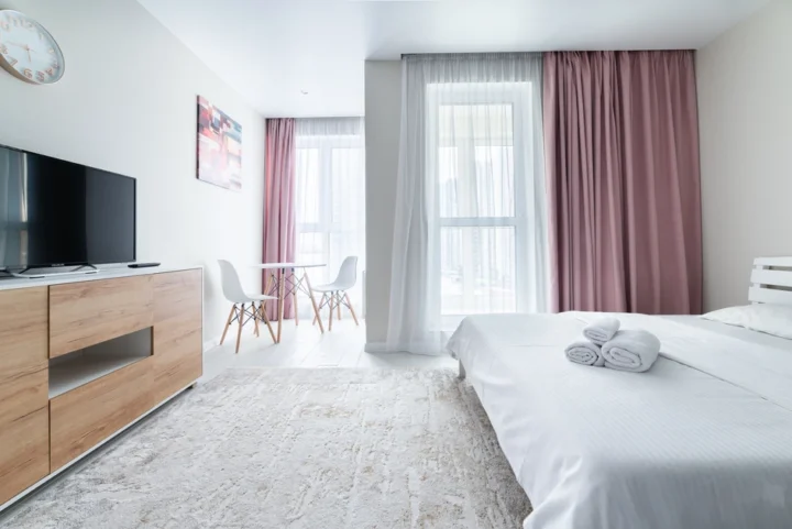 Интерьер квартиры-студии на сутки по адресу: Минск, ул. Игоря Лученка, 19